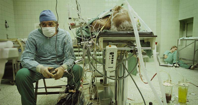 ย้อนรอยภาพดังของศัลยแพทย์ Zbigniew Religa หลังการผ่าตัดนาน 23 ชั่วโมง เมื่อปี 1987