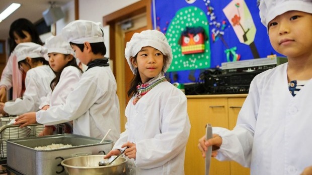 การทานอาหารกลางวันแบบมีคุณภาพ ของเด็กญี่ปุ่น ฝึกให้รับผิดชอบตัวเองแต่เนิ่นๆ