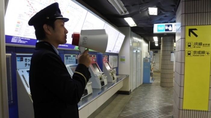 ญี่ปุ่นเริ่มให้พนักงานสถานีรถไฟใช้ “โทรโข่งแปลภาษา” อย่างเป็นทางการแล้ว ดี๊ดีไปอีก