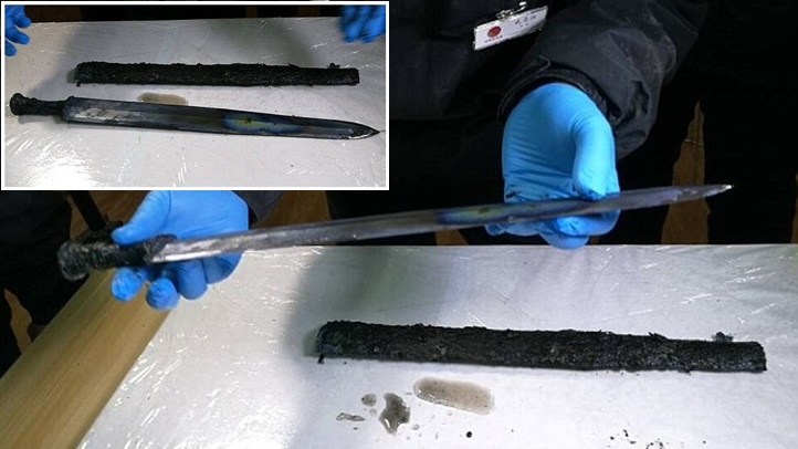 ค้นพบ “กระบี่จีนโบราณ” อายุมากถึง 2,300 ปี ใบมีดในฝักยังคงสมบูรณ์เหมือนใหม่!!