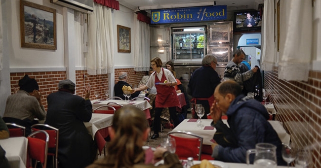 ร้านอาหารใจบุญ ฉายา ‘โรบินฮู๊ด’ นำกำไรในแต่ละวันแบ่งปันเป็นมื้อเย็น ให้คนไร้บ้านทานฟรี!!