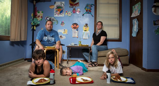 ช่างภาพตระเวนเก็บภาพมื้อเย็น 30 ครอบครัว สะท้อนวัฒนธรรมร่วมโต๊ะของแต่ละบ้าน