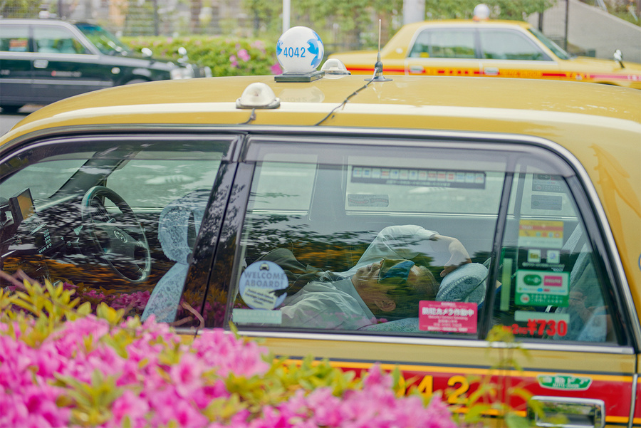 ช่างภาพแอบถ่ายช่วงเวลาพักผ่อนของ “แท็กซี่ญี่ปุ่น” หลังเมื่อยล้าจากการขับรถทั้งวัน…