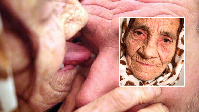 คุณยายวัย 80 ปี ผู้รับทำความสะอาดดวงตา ด้วยการ “เลียให้สะอาด” คนแห่ใช้ตรึม