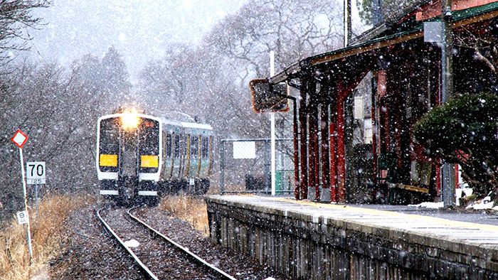 รถไฟญี่ปุ่นช่วงหนาวเหน็บ กับน้ำใจอบอุ่นของคนแปลกหน้า ที่ฝากช่วยปลุกเมื่อถึงสถานี…