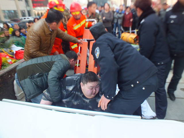 หนุ่มจีนหนัก 220 กก. ลื่นล้มบนทางเดินข้างถนน ต้องให้คนกว่า 20 คนช่วยพยุงขึ้นมา…