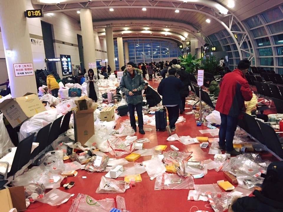 สนามบินเกาหลีระดมพนักงานทำความสะอาดเพิ่ม หลังกรุ๊ปทัวร์จีนลง สร้างขยะมากยิ่งขึ้น!!