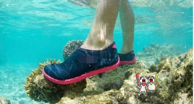 ดราม่าหนัก เมื่อชาวเน็ตพบภาพโฆษณา “รองเท้ากันน้ำ” กำลังเหยียบย่ำอยู่บนปะการัง!!?