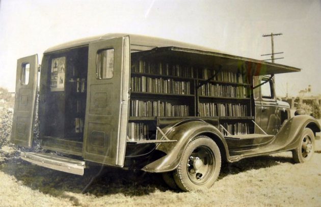 ย้อนอดีตไปชมภาพถ่าย “ห้องสมุดเคลื่อนที่” ในต้นศตวรรษ 20 ที่หาชมไม่ได้ง่ายๆ เลย