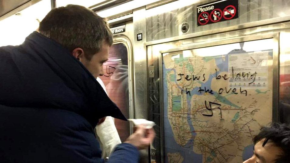 เมื่อคนนิวยอร์กเห็น “สวัสดิกะ” และ “คำเหยียดยิว” บนรถไฟใต้ดิน ต้องร่วมมือจัดการแล้ว!!