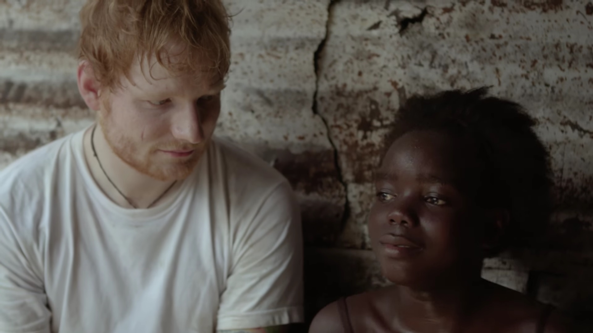 Ed Sheeran ถึงกับหลั่งน้ำตา หลังพบกับเด็กๆ ที่รับผลกระทบจาก “ไวรัสอีโบล่า” เมื่อ 3 ปีก่อน