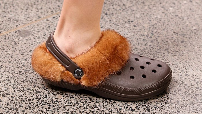 Crocs เปิดตัว ‘Crocs Furry’ รองเท้าแตะฟูฟ่อง พร้อมขนเฟอร์นุ่มนิ่ม แต่ราคาไม่นิ่มนะเออ!!