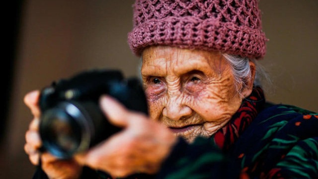 Li Yuzhen ช่างภาพหญิงชาวจีนอายุ 105 ปี ซึ่งทุกวันนี้ เธอก็ยังคงหลงรักการถ่ายภาพอยู่!!