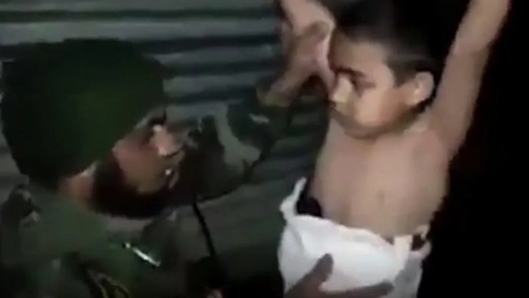 วินาทีระทึก!! ทหารอิรักช่วยชีวิตเด็กน้อยวัย 7 ปี ให้รอดพ้นจากระเบิดพลีชีพที่ ISIS ติดไว้