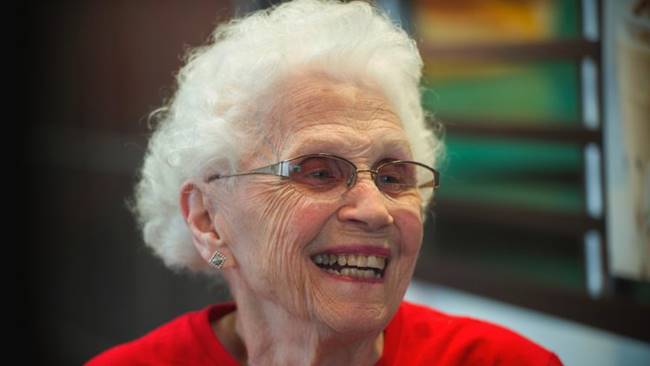 คุณยายวัย 94 ปี ทำงานที่ ‘ร้านแม็คโดนัลด์’ มานานกว่า 44 ปี จนถึงทุกวันนี้ก็ยังทำอยู่…
