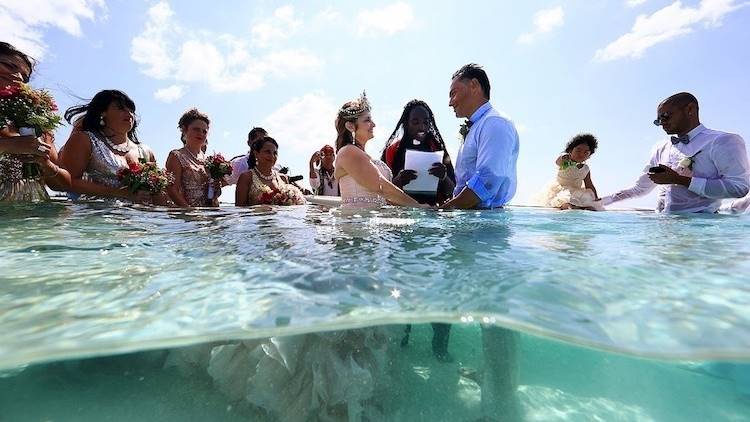 คู่บ่าวสาวตัดสินใจ “จัดงานแต่งงานในทะเล” ถึงดูแปลก แต่ก็สวยและน่าประทับใจแบบสุดๆ!!