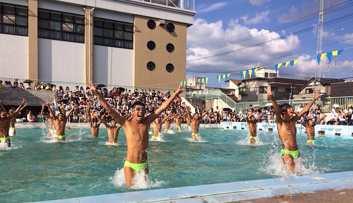 พบกับ Water Boys แห่งโรงเรียนยามาชิโระ ชมรมว่ายน้ำที่มาพร้อมกับการแสดงสุดเจ๋ง!!