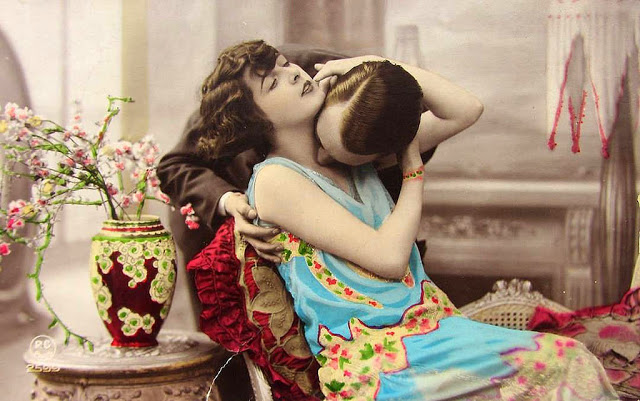 24 ภาพจากโปสการ์ดในปี 1920 โชว์การจูบ ‘เฟรนช์คิส’ สุดโรแมนติกของชาวฝรั่งเศส
