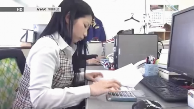 จะเร็วไปไหน!! สุดยอดสาวญี่ปุ่น จิ้มเครื่องคิดเลขด้วยความไวแสง ดีกรีแชมป์ระดับประเทศ