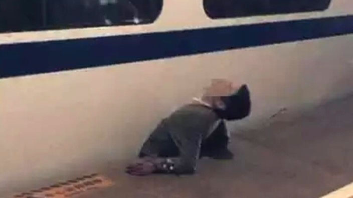 อุทาหรณ์.. หนุ่มจีนไปผิดชานชลา เดินข้ามรางรถไฟฟ้าไปอีกฝั่ง โดนหนีบสุดท้ายไม่รอด