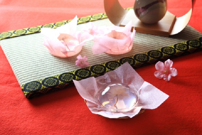เว็บญี่ปุ่นเปิดขายขนมหวานใหม่ “โมจิหยดน้ำ” ที่ข้างในมีดอกซากุระจริงๆ ดูสวยแถมน่ากิน!!