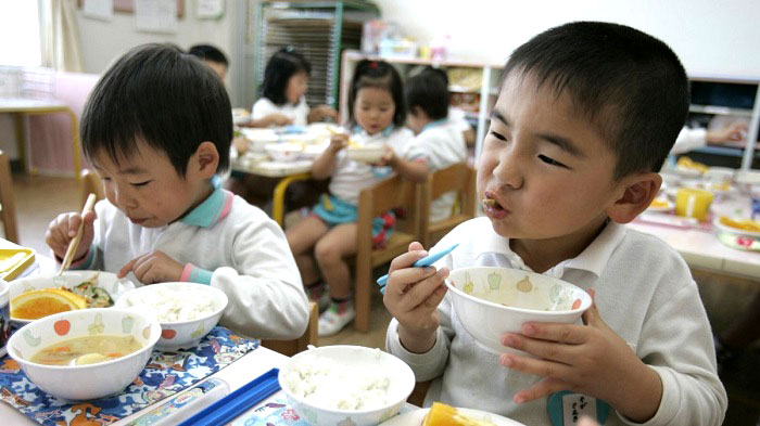 ตามส่อง “อาหารกลางวันโรงเรียนญี่ปุ่น” ที่ได้ชื่อว่า มีคุณภาพดีเป็นอันดับหนึ่งของโลก!!
