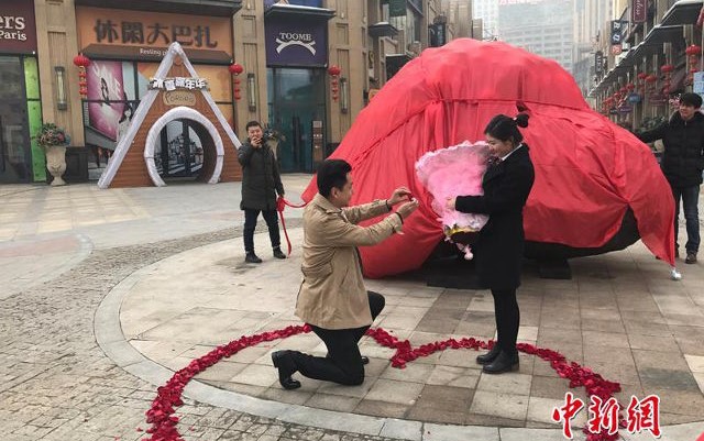 หนุ่มจีนโคตรทุ่ม ซื้อหินที่คิดว่าเป็นอุกกาบาต 33 ตัน ราคากว่า 5 ล้านบาท เพื่อขอแฟนแต่งงาน