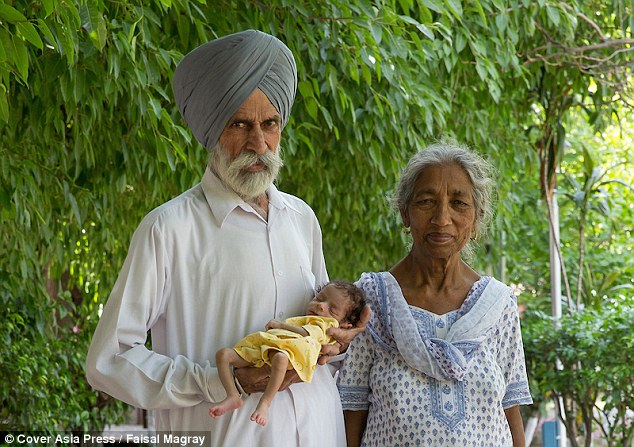 คุณยายชาวอินเดีย ให้กำเนิดลูกคนแรกในวัย 72 ปี แต่ทว่าทำให้เธอมีสุขภาพที่ย่ำแย่ลง