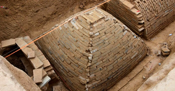 คนงานก่อสร้างขุดค้นเจอ “พีระมิดขนาดเล็ก” อายุ 2,000 ปี อยู่ใต้ไซส์งานซะอย่างนั้น!?