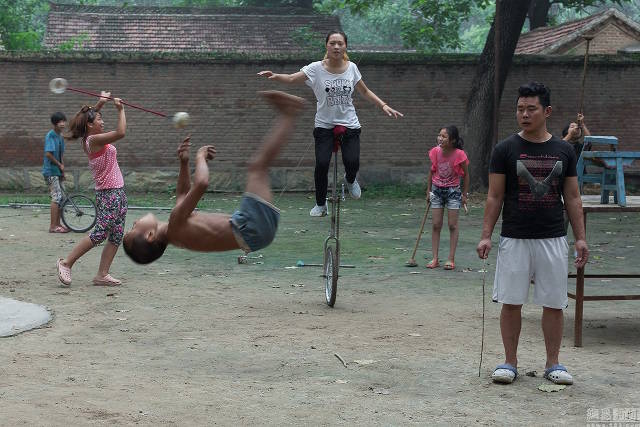 เยี่ยมชมหมู่บ้านนักกายกรรมในชนบทจีน ฝึกฝนกันตั้งแต่เด็ก แต่ก็แลกมาด้วยความเจ็บปวด!!