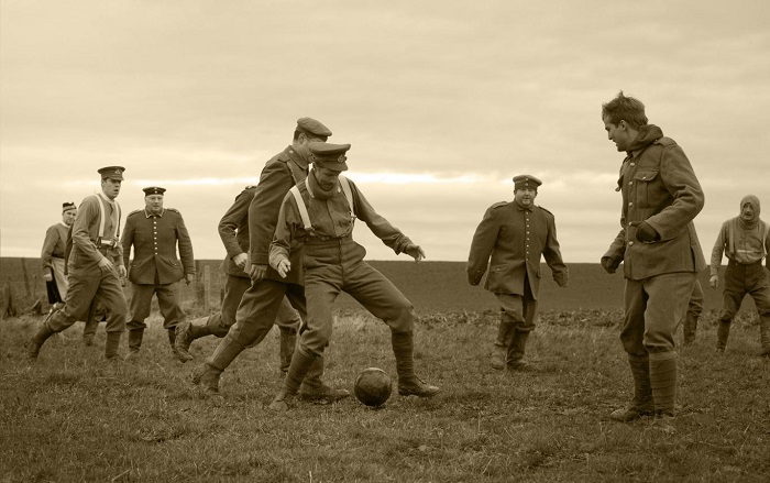 ความสุขระหว่างคริสต์มาส ทหารอังกฤษและเยอรมันพักรบ ชวนกันเตะบอลในช่วงสงครามโลกครั้งที่ 1