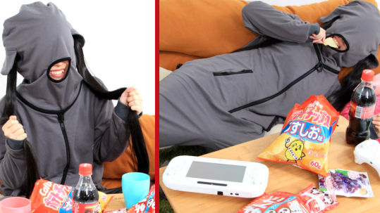 ญี่ปุ่นออกแบบ “ชุดสำหรับคนขี้เกียจ” เว้นช่องปากไว้ ไม่ต้องทำอะไร กินนอนอย่างเดียวก็พอ!!