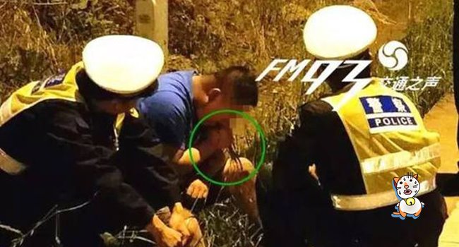 เอางี้ละกัน… หนุ่มจีนเมาแล้วขับจนเจอตำรวจทัก ไม่รู้ทำไงดีจับหญ้ายัดเข้าปากแม่มเลย!?