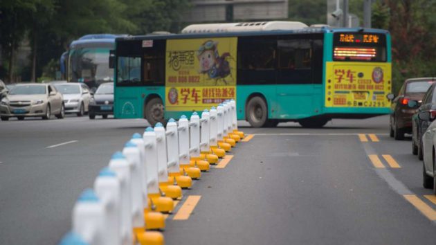 “Lane Robot” หุ่นยนต์สุดเจ๋งในจีน ที่สามารถย้ายเลนบนถนน เพื่อช่วยแก้ปัญหารถติดได้