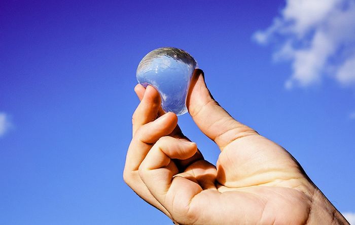 บริษัทอังกฤษคิดค้นผลิตภัณฑ์ “ลูกบอลน้ำ” ดื่มได้ง่ายๆ หวังใช้ทดแทนขวดพลาสติก