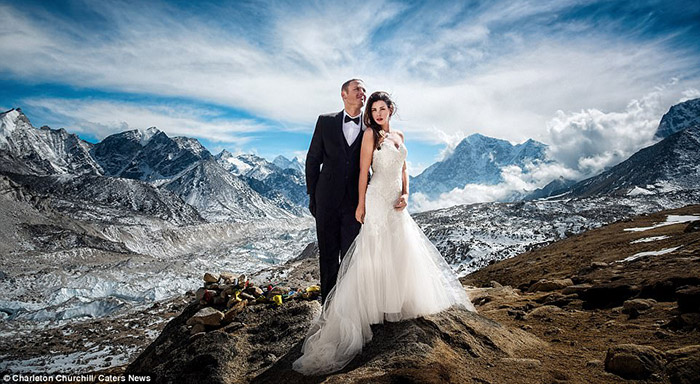 คู่รักปีนยอดเขาเอเวอเรสต์ด้วยกัน เพื่อจัด “พิธีแต่งงาน” อันแสนโรแมนติกท่ามกลางหิมะ