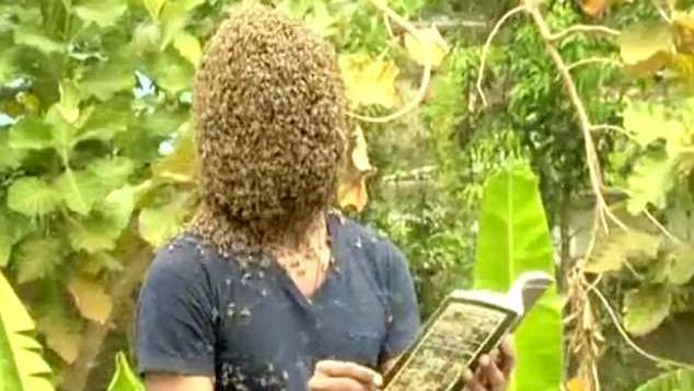 หนุ่มอินเดียให้ผึ้งกว่า 60,000 ตัว เกาะบนหน้าของตัวเอง พิสูจน์ให้เห็นว่าไม่มีอันตรายนะ!!