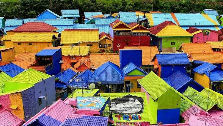 รัฐบาลอินโดใช้เงินไม่ถึงล้านเปลี่ยน “สลัม” ให้กลายเป็นหมู่บ้านสีรุ้งสุดสวย ดึงดูดเม็ดเงินเข้าประเทศ