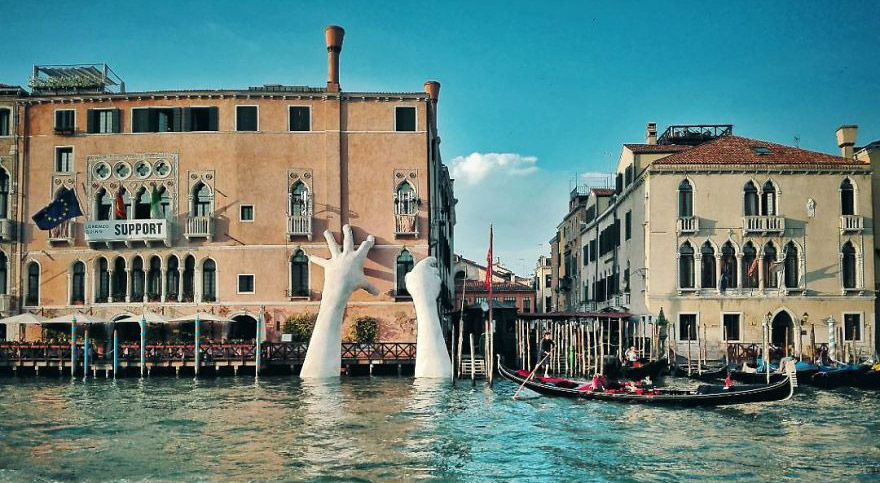 “มือขนาดยักษ์” โผล่เหนือผืนน้ำเมืองเวนิส เพื่อย้ำเตือนถึงสภาพแวดล้อม ที่กำลังเปลี่ยนไป!!