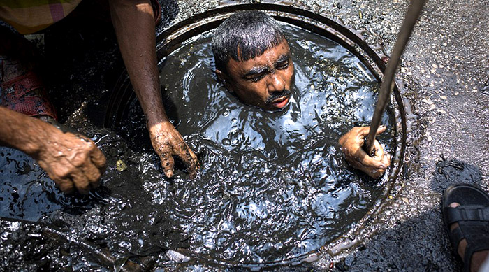 รู้จักอาชีพ “ทำความสะอาดท่อระบายน้ำ” ในบังกลาเทศ ต้องผจญสิ่งสกปรกด้วยตัวเปล่า…