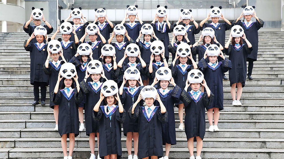 บัณฑิตจีนถ่ายรูป ‘ธีมหน้ากากแพนด้า’ ในวันสำเร็จการศึกษา หวังให้แง่คิดกับทุกคน…