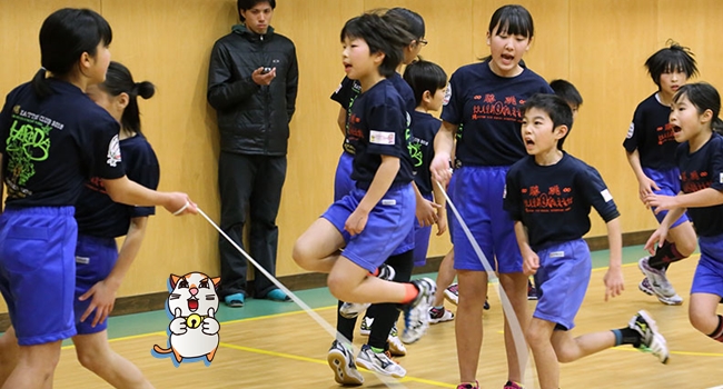 นักเรียนญี่ปุ่น ทีมแชมป์ “กระโดดเชือก” เร็วที่สุดในโลก 225 ครั้งใน 1 นาที ราวกับเหาะได้!!