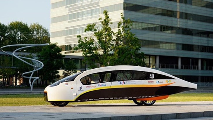 นักเรียนประดิษฐ์รถยนต์ 5 ที่นั่ง ใช้พลังงานแสงอาทิตย์ และยกย่องให้เป็นรถแห่งอนาคต!!