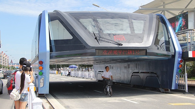 ฝันสลาย…Straddling Bus ระบบโดยสารครอบถนนของจีน ถูก “ยกเลิก” เรียบร้อยแล้ว