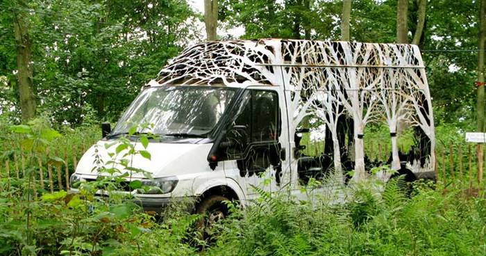 ศิลปินสร้างผลงานต้นไม้ในป่าใหญ่ ด้วยการรีไซเคิลเศษเหล็ก ให้กลมกลืนไปกับธรรมชาติ…