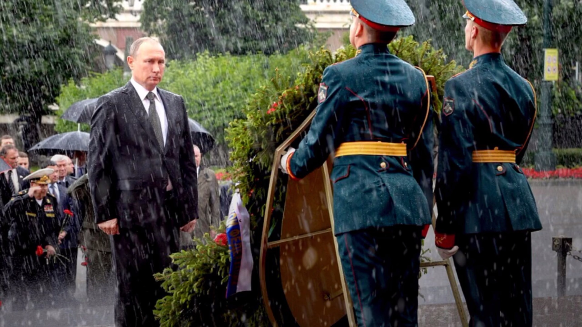 “ท่านปูติน” ยืนไว้อาลัยทหารที่เสียชีวิตในสงครามโลกครั้งที่ 2 ไม่แคร์พายุฝนที่โหมกระหน่ำ