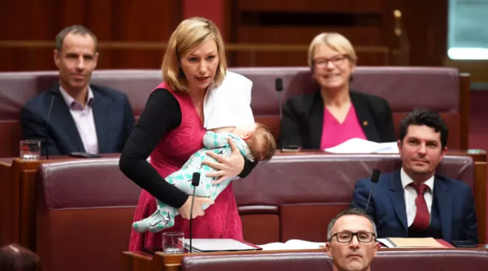 นักการเมืองหญิงออสเตรเลีย สร้างประวัติศาสตร์เป็นคนแรกที่ “ให้นมลูก” ระหว่างการประชุมสภา