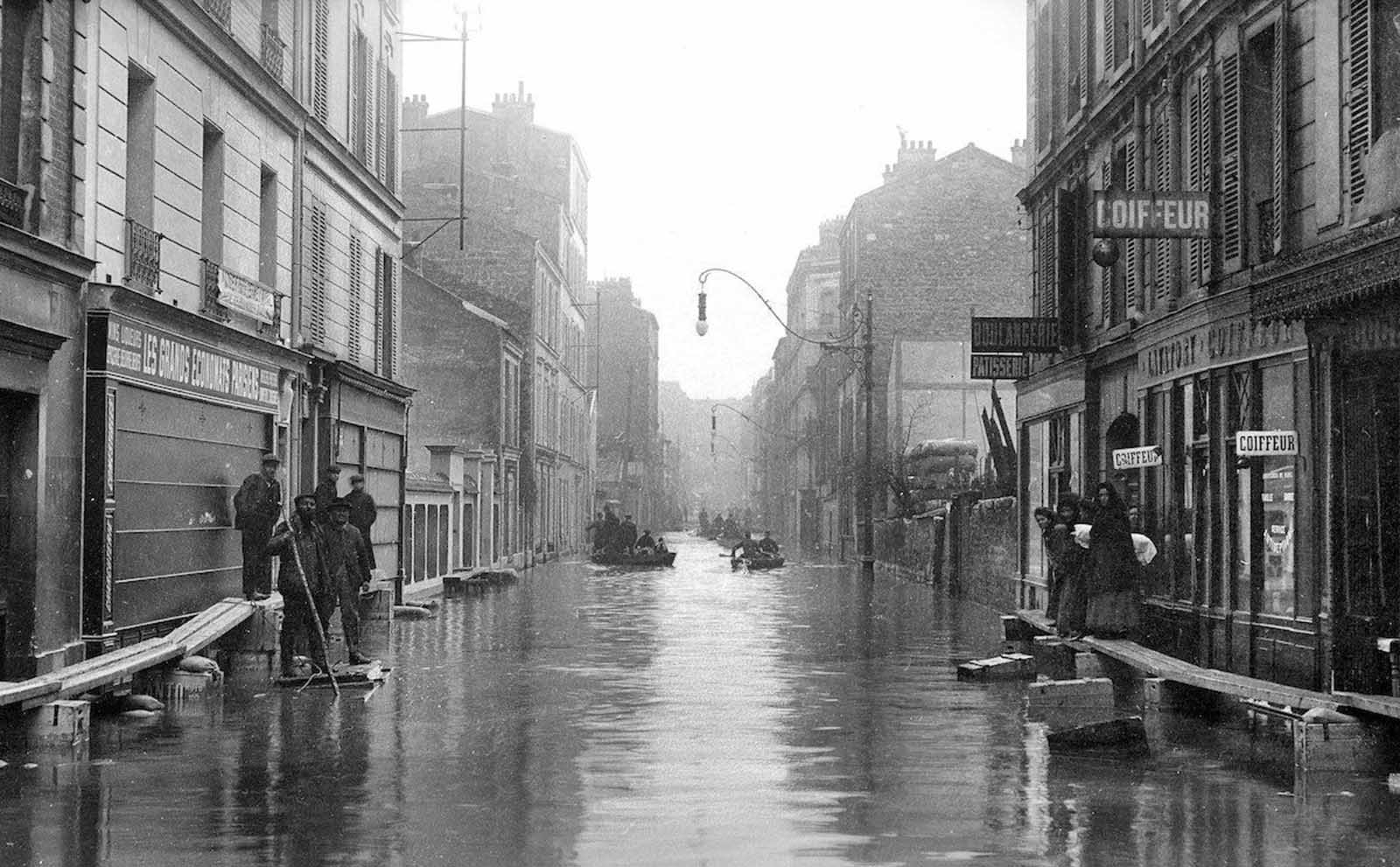 ย้อนรอยภาพในอดีตของเมืองปารีส ครั้งน้ำท่วมใหญ่ในปี 1910 ชาวเมืองจะรับมือกันอย่างไร?