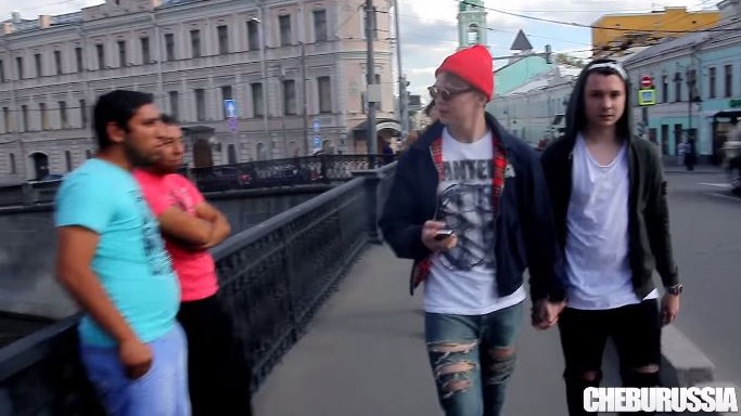มาดูกันว่าชาวรัสเซียจะมีปฏิกิริยาอย่างไร เมื่อคู่รักเกย์เดินจูงมือกันในที่สาธารณะ???