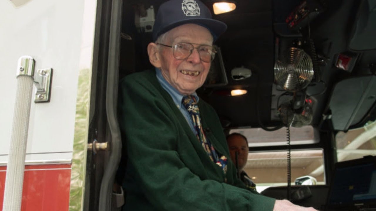 คุณตาวัย 97 ปี ทำงานเป็นครูมาทั้งชีวิต ในที่สุดก็ได้ทำงานในฝัน ได้เป็นนักดับเพลิงซักที
